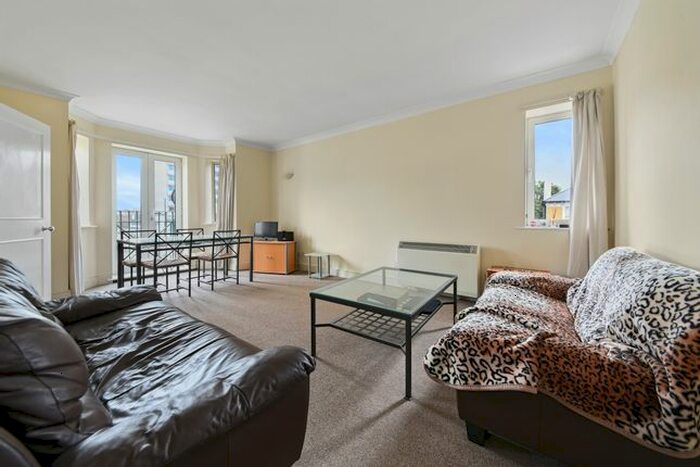 2 Bedroom Flat To Rent In Silver Crescent, London, W4