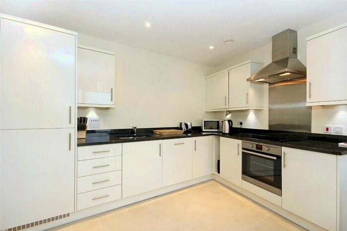 1 Bedroom Flat To Rent In Gooch House, Hammersmith, W6