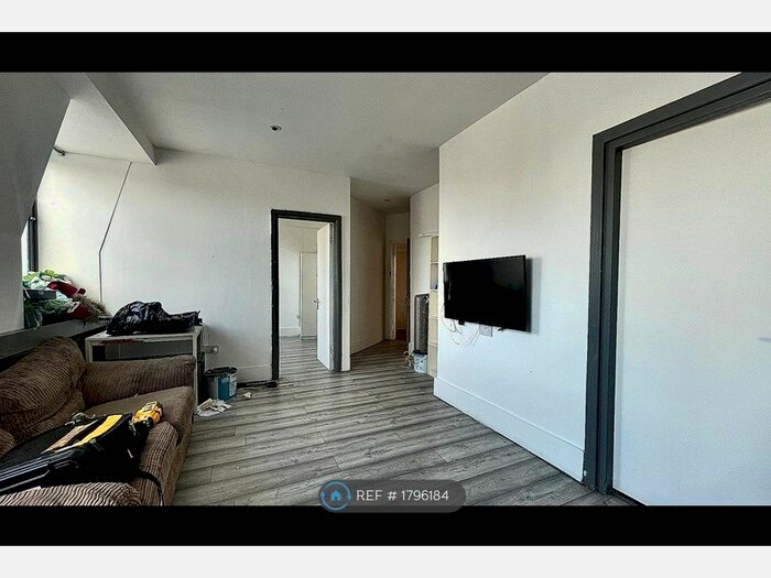 2 Bedroom Flat To Rent In Mile End Road, London, E3