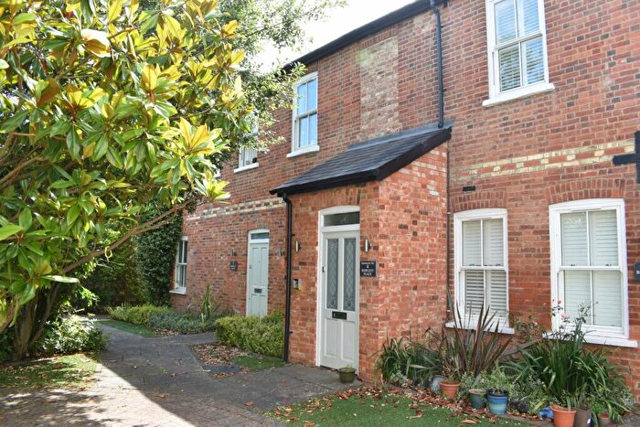 1 Bedroom Flat To Rent In Rowlett Place, Radnor Road, Weybridge, KT13