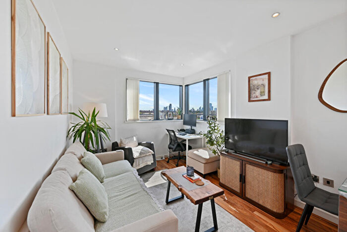 2 Bedroom Apartment To Rent In Kings Quarter, Copenhagen Street, N1