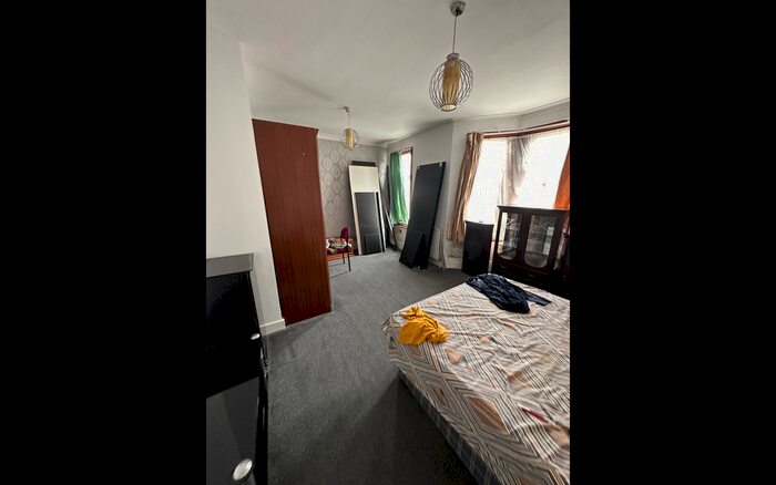3 Bedroom Semi-Detached House To Rent In Townsend Road, Southall, UB1