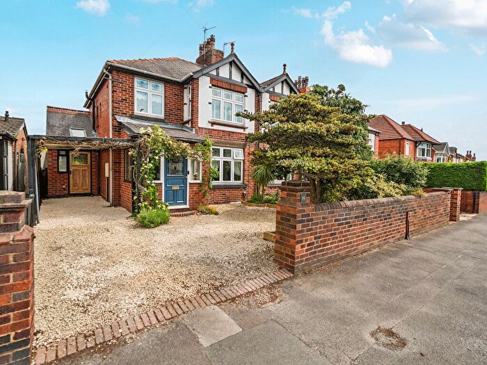 3 Bedroom Semi Detached House For Sale In Kingsway, Ossett, West Yorkshire, WF5
