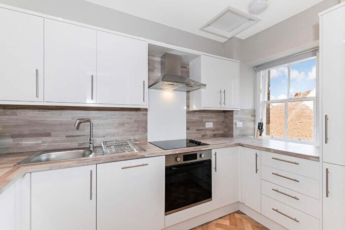 4 Bedroom Flat To Rent In George Iv Bridge, Edinburgh, EH1