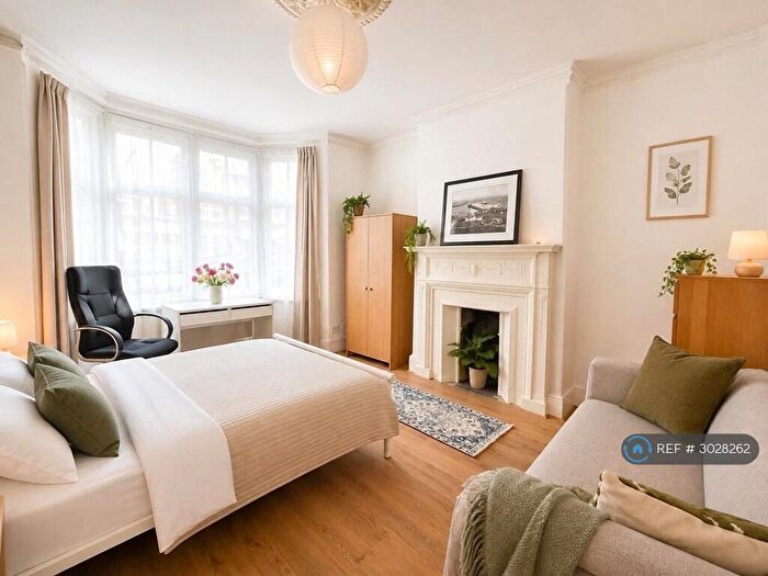 3 Bedroom Flat To Rent In Brownhill Road, London, SE6