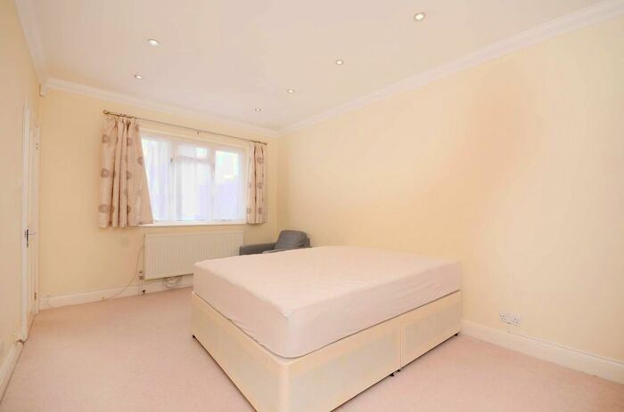 4 Bedroom Bungalow To Rent In Matlock Way, New Malden, KT3