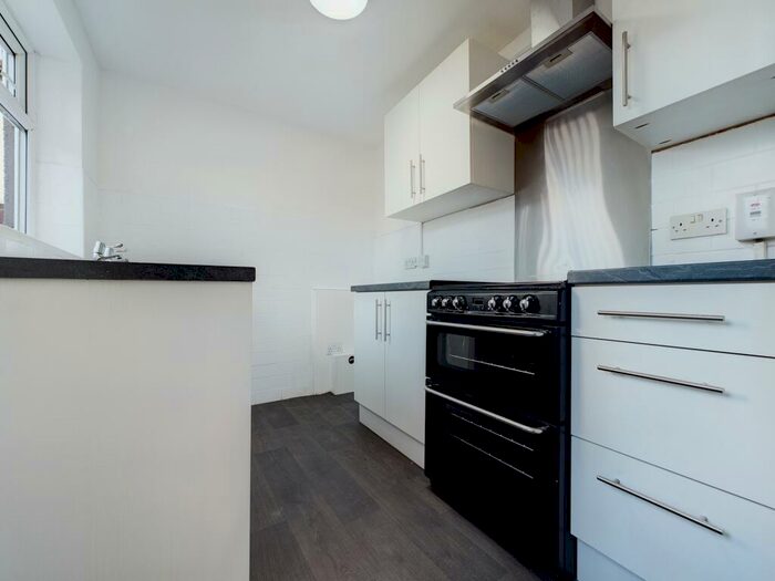 2 Bedroom End Of Terrace House To Rent In Avenue Crescent, Albemarle Street, HU3