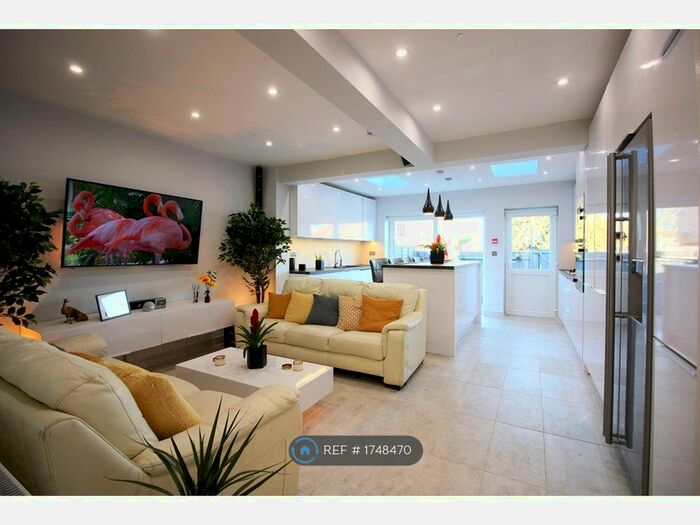 5 Bedroom Semi-Detached House To Rent In Lorne Close, Slough, SL1