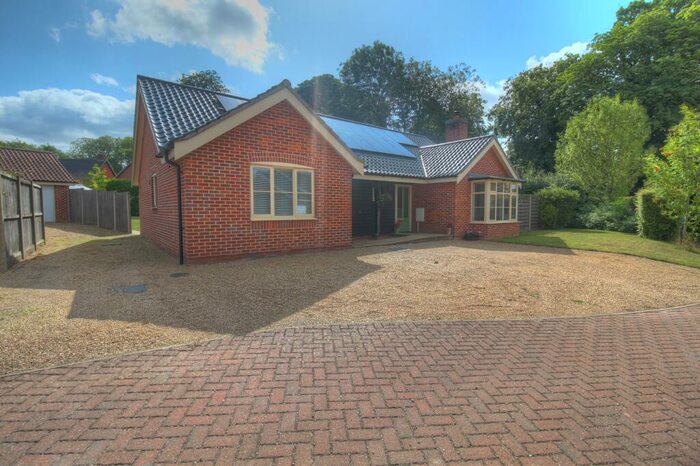 3 Bedroom Bungalow For Sale In Glebe Close, Norwich, NR16
