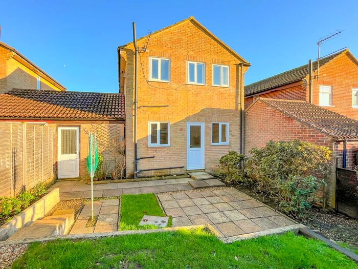 3 Bedroom Link Detached House To Rent In Mead Fields, Bridport, Dorset DT6