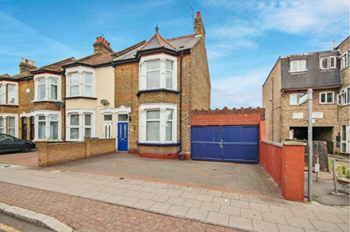 4 Bedroom End Of Terrace House For Sale In Nags Head Road, Enfield, EN3