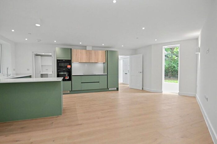 3 Bedroom Detached House For Sale In Broadstone, BH18 - Photo 3