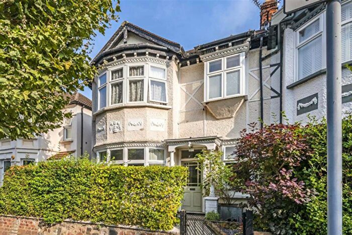 3 Bedroom Flat For Sale In Melrose Avenue, Cricklewood, NW2