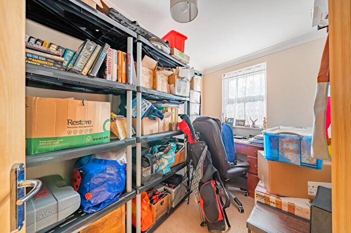 2 Bedroom Flat For Sale In Swindon, Wiltshire, SN25