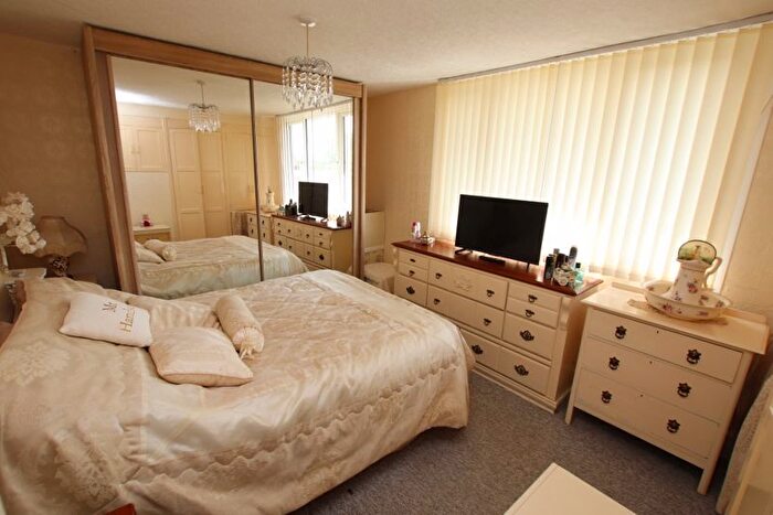 2 Bedroom Bungalow For Sale In Main Road, Humberston Fitties, DN36