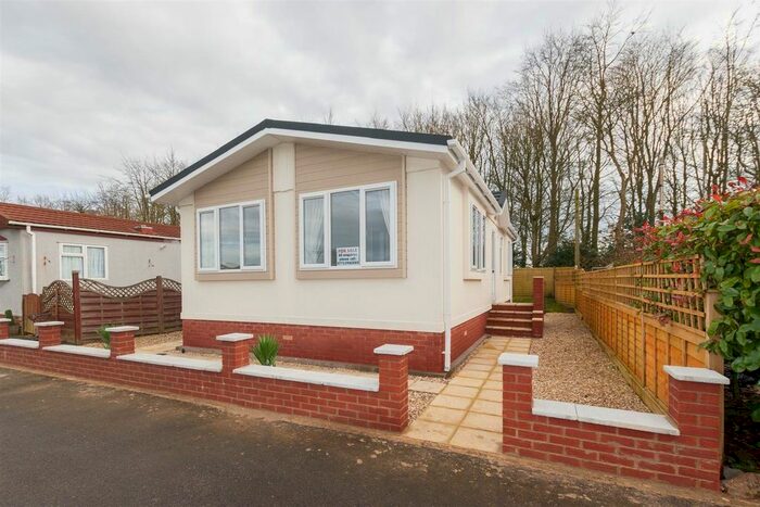 2 Bedroom Park Home For Sale In Rawlins Park, Avebury, Marlborough, SN8