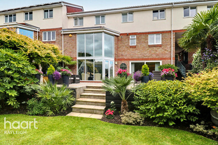 3 Bedroom Town House For Sale In Uplands Park Road, Rayleigh, SS6