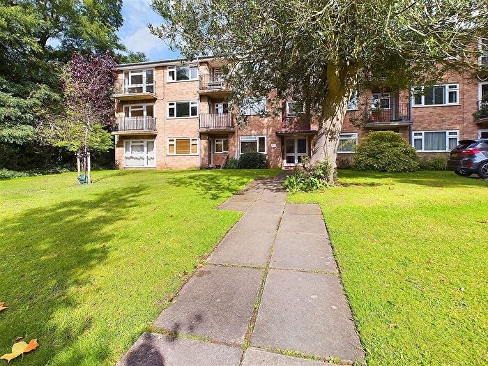 2 Bedroom Flat To Rent In Hampton Road, Teddington, TW11