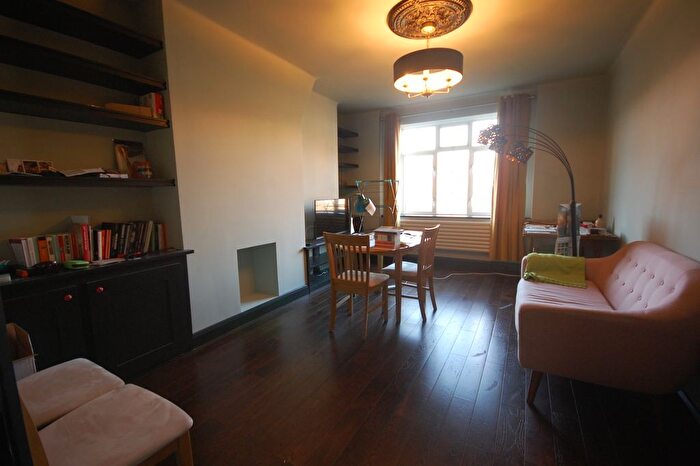 2 Bedroom Flat To Rent In Hartington Road, London, SW8