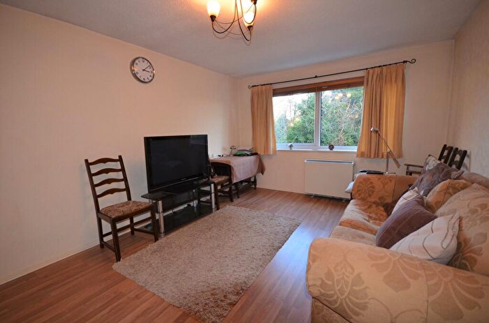 2 Bedroom Flat To Rent In Cavendish Close, Taplow, SL6