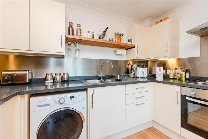 2 Bedroom Flat For Sale In Dock Road, Chatham, Kent, ME4