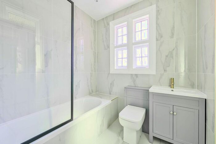 2 Bedroom Flat To Rent In Crown Lane, Streatham Common, London, SW16