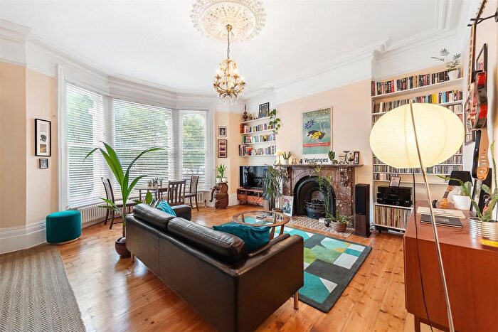 2 Bedroom Flat To Rent In Brixton Hill, London, SW2