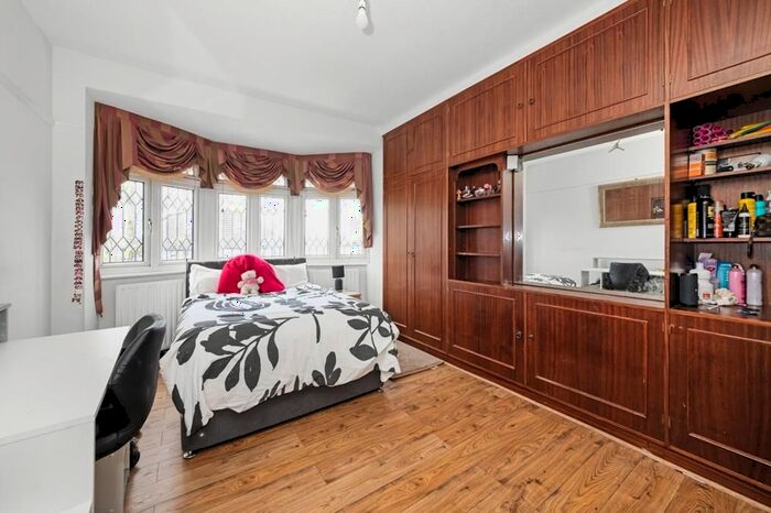 5 Bedroom End Of Terrace House For Sale In Bewlys Road, London, SE27