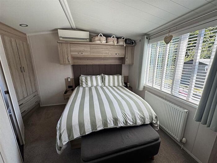 2 Bedroom Park Home For Sale In Plaxdale Green Road, Stansted, Sevenoaks, TN15