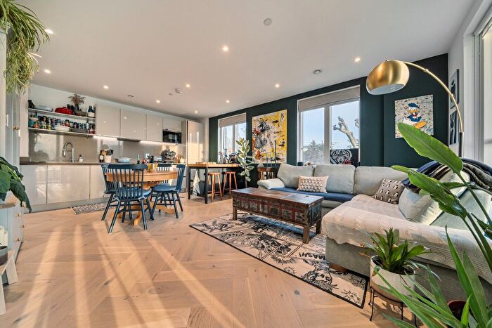 2 Bedroom Flat For Sale In Layard Road, London, SE16