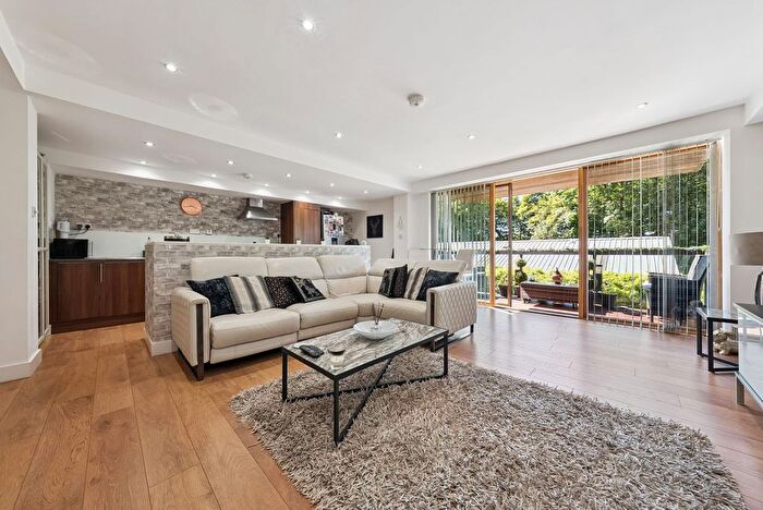 2 Bedroom Flat For Sale In Haggs Gate, Flat /, Pollokshaws, Glasgow, G41