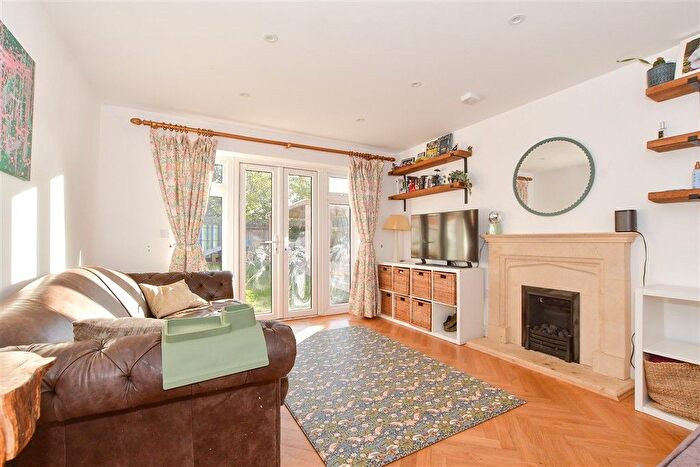3 Bedroom Detached House For Sale In Worcester Drive, Cranleigh, Surrey, GU6