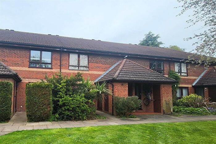 2 Bedroom Maisonette For Sale In Green Road, Southgate, N14