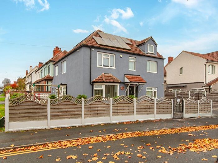 6 Bedroom Detached House For Sale In East Moor Road, Leeds, LS8