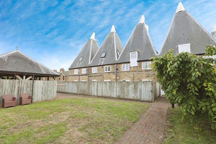 1 Bedroom Flat For Sale In London Road, Teynham, Sittingbourne, Kent, ME9