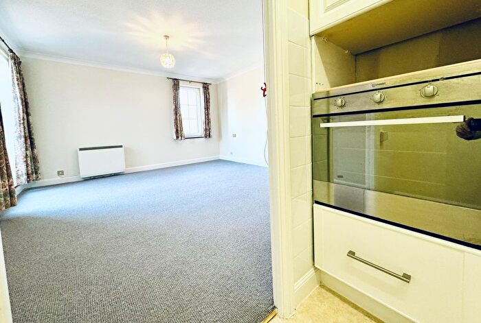1 Bedroom Flat For Sale In Cedar Lodge, Hartley Wintney, RG27