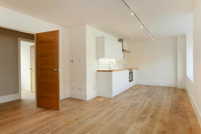 3 Bedroom Flat To Rent In Union Street, Kingston Upon Thames, KT1