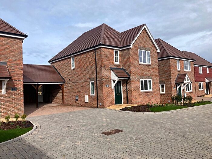 3 Bedroom Link Detached House For Sale In Mayflower Grove, Bramley, RG26