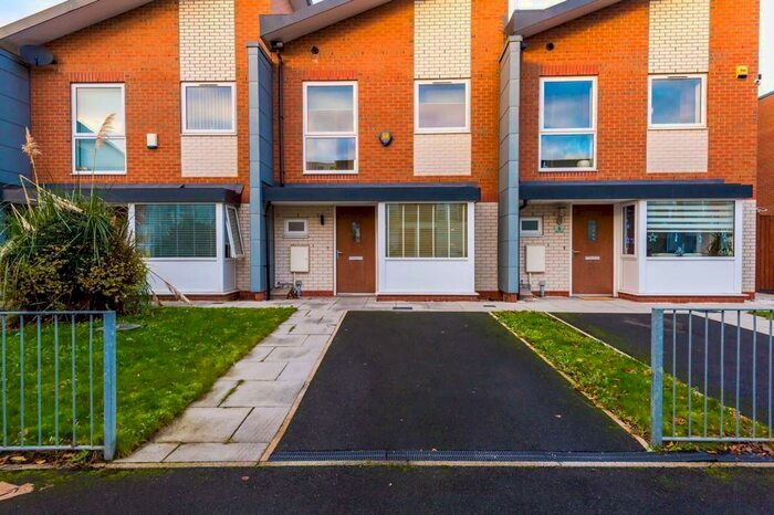 2 Bedroom Town House To Rent In Bell Crescent, Beswick, M11