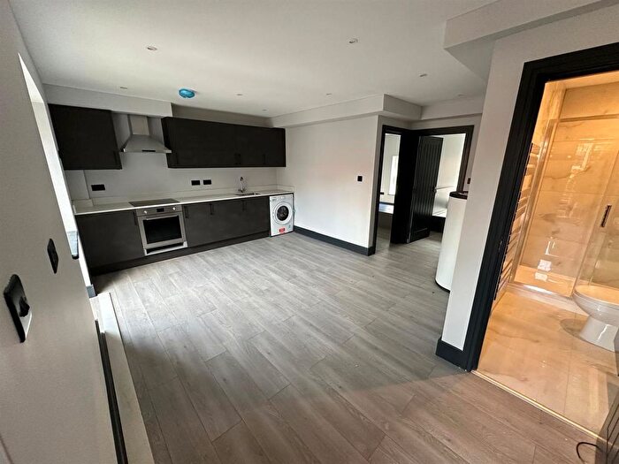 2 Bedroom Flat To Rent In High Street, Hounslow, TW3