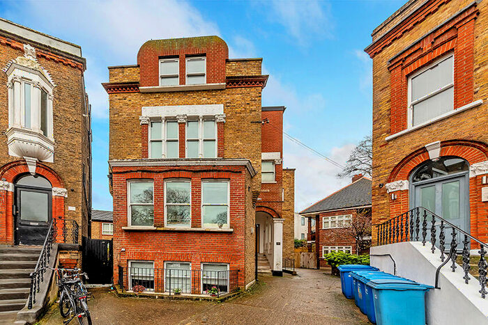 3 Bedroom Apartment To Rent In The Gardens, East Dulwich London, SE22