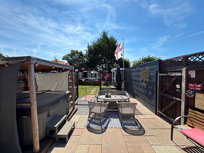 5 Bedroom Semi-Detached House For Sale In Queenhythe Road, Jacob's Well, Guildford, GU4