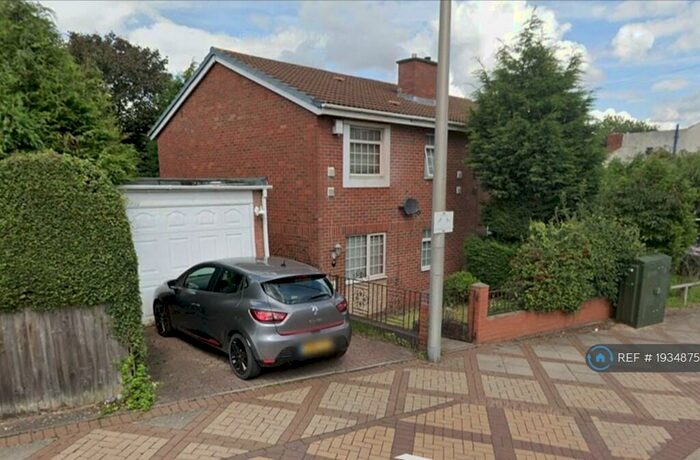 3 Bedroom Semi-Detached House To Rent In Tividale Road, Tividale Oldbury, DY4