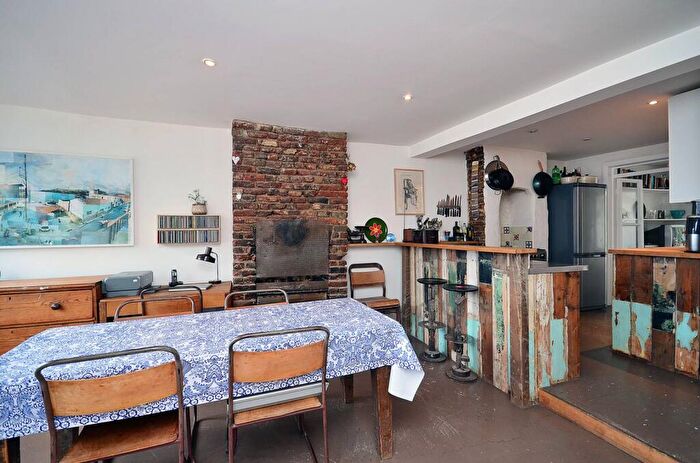 2 Bedroom Terraced House To Rent In Shacklewell Lane, Dalston, London, E8