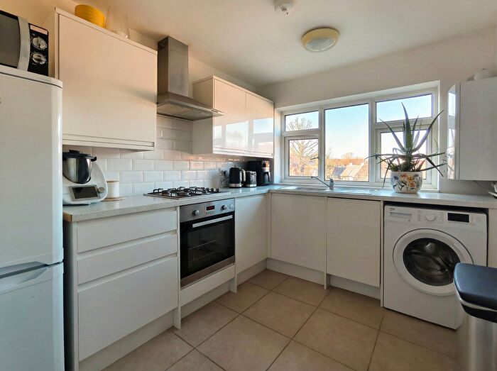 2 Bedroom Flat For Sale In Vicarage House, Cambridge Road, Kingston Upon Thames, KT1