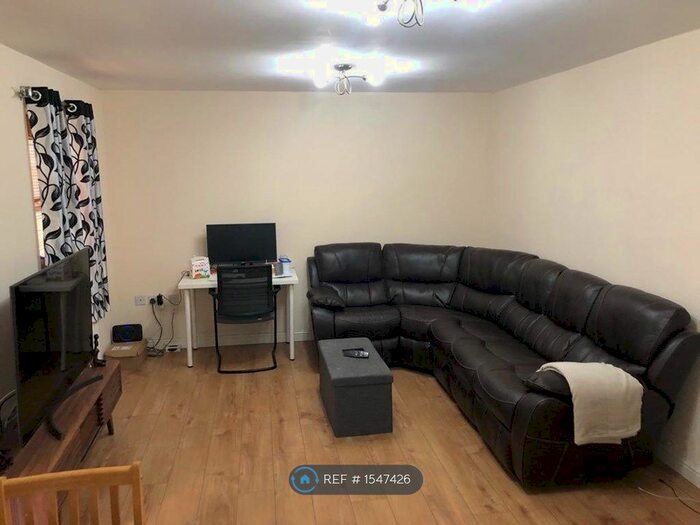 2 Bedroom Flat To Rent In Piper Way, Ilford, IG1