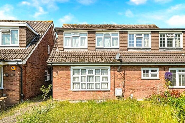 4 Bedroom Semi-Detached House For Sale In Tryfan Close, Ilford, IG4