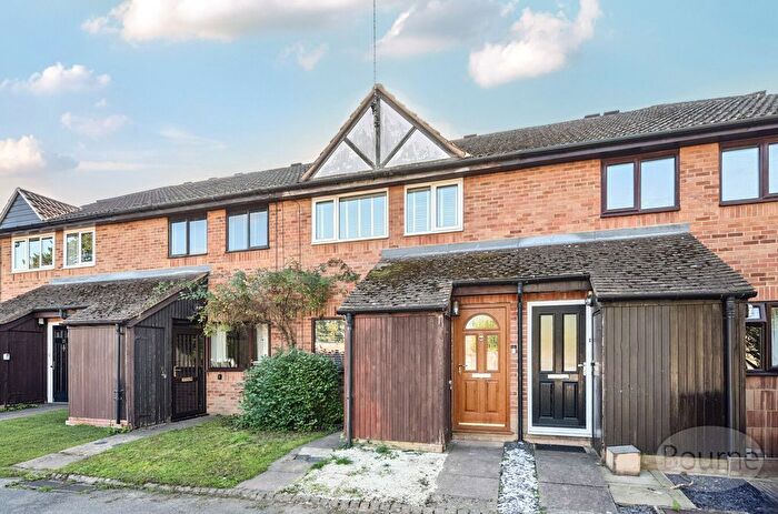 2 Bedroom Maisonette For Sale In The Buntings, Weydon Lane, Farnham, Surrey, GU9