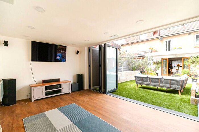 5 Bedroom Semi-Detached House For Sale In Carnarvon Avenue, Enfield, EN1