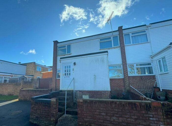 4 Bedroom Semi-Detached House To Rent In Hamble Court, Town Centre, Basingstoke, RG21